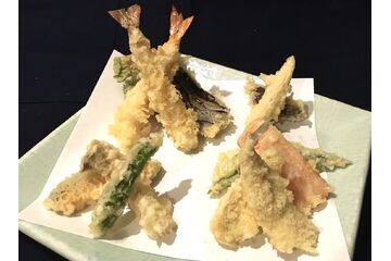 海老と野菜の天ぷら盛り合わせです。