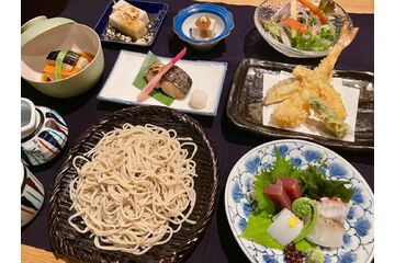 天ぷらと蕎麦の他に刺身や煮物などを含むおまかせコースです。